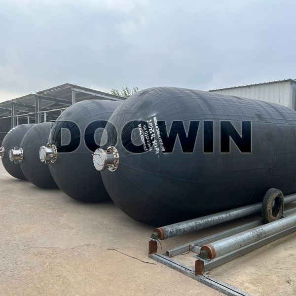 ISO17357 Hydro Pneumatic Fenders Cylindrical For Submarine Dock Protection