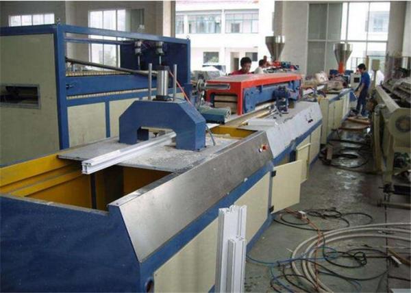Máquina do perfil de Wpc do painel da porta/linha plásticas de madeira da extrusão fácil à operação