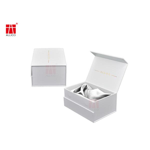 Большая белая складная коробка с коробкой магнитного прямоугольника закрытия присутствующей