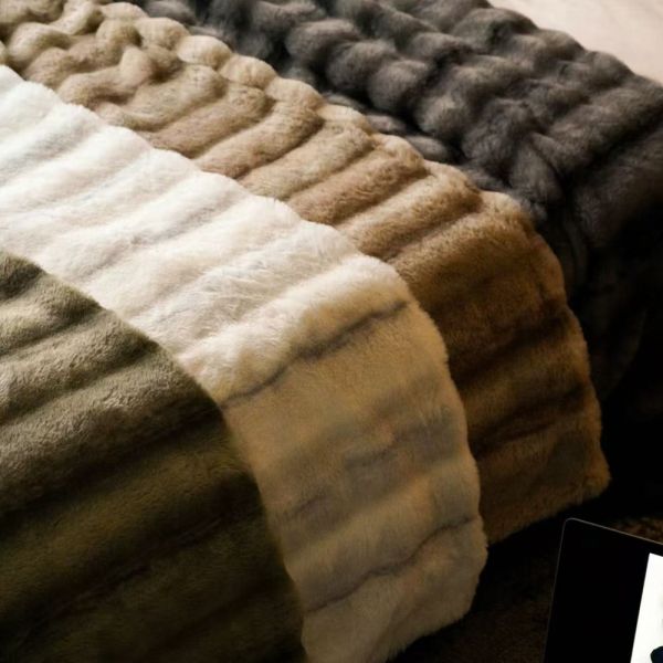 Luxurious Rabbit Fur Texture Faux Fur Blanket High Warmth Breathability