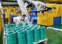 Linha de construção da extrusão do fio com o robô que empilha a máquina de embalagem