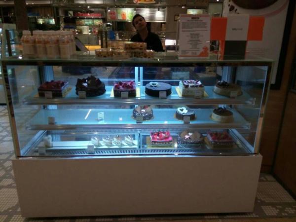 El refrigerador vertical comercial de la exhibición de la torta/refrigeró el escaparate para la tienda de la panadería