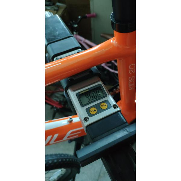 20 дюймовый детский велосипед с вилкой и карбоновой рамой весит всего 11 кг.