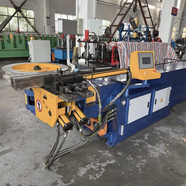Thickness 1.5-2mm Double Guide Rail Curve Making Machine with 2 Sets of Customized Mould