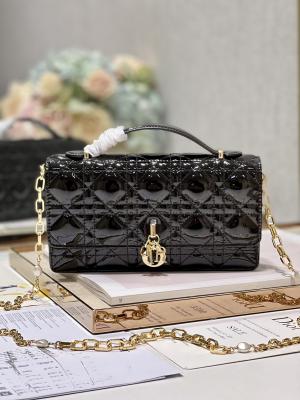 Preto marcado Flip Closure da senhora Dior Patent Clutch Small Pearl