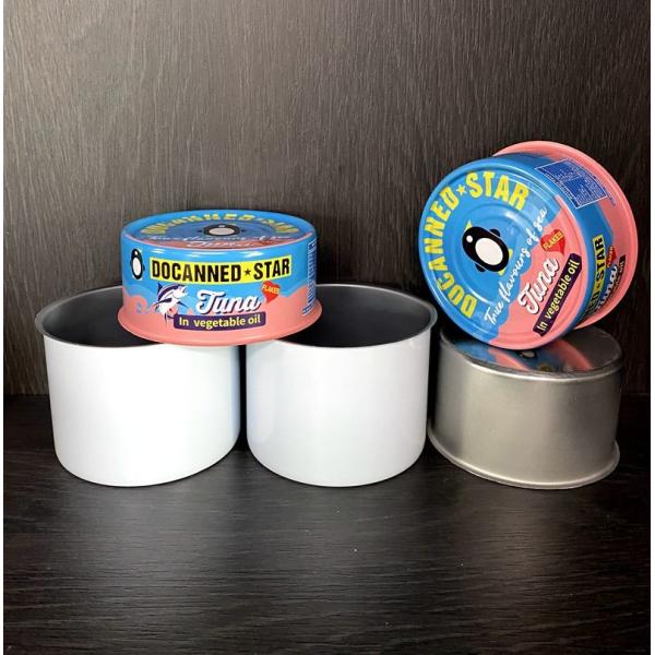 Металлические банки с тунцом, мясом, мясом