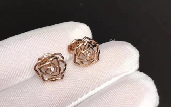 Piaget brand jewelry 18kt  Rose earrings in 18K rose gold set with 2 brilliant-cut diamonds (approx. 0.01 ct).