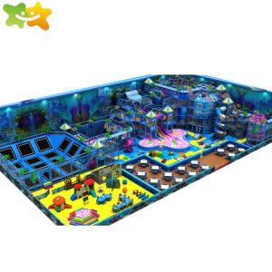A criança brinca brandamente jogos que 200m2 caçoa o equipamento interno do