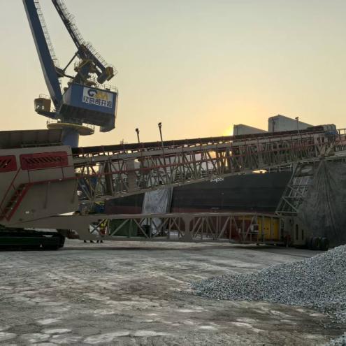 Transporteur de chargement de navire monté sur voie pour les applications de chargement de fret en vrac dans les ports