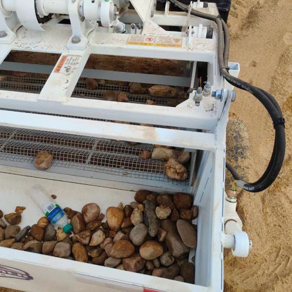 Hydraulically Controlled Vibrating Screen Beach Sand Cleaning with Alkaline Solution