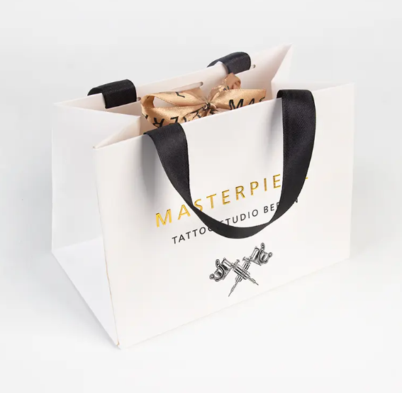 Bolsa de compras de papel de arte Embalaje Bolsa de papel Kraft con logotipo en relieve