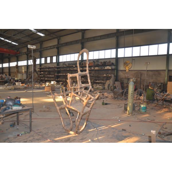 Большая бронзовая скульптура на открытом воздухе: человек и собаки, выражающие солидарность