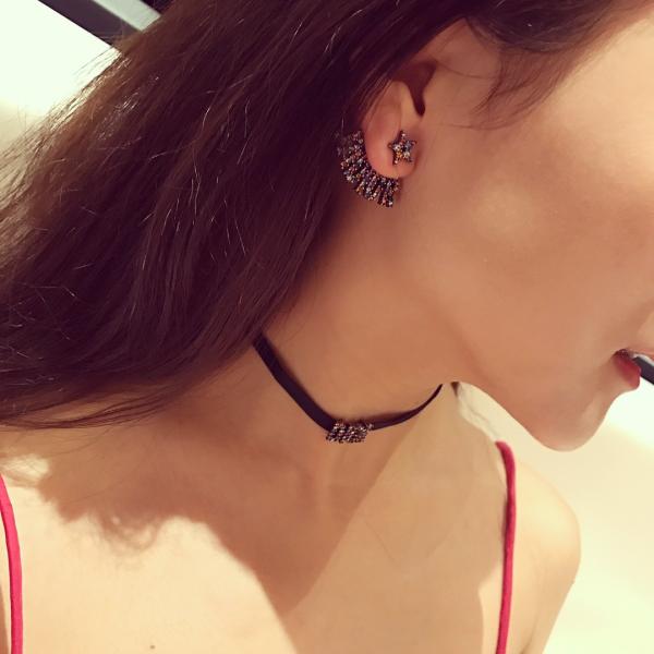 アルファベットデザインの不対称なストッドイヤリング - 銅素材