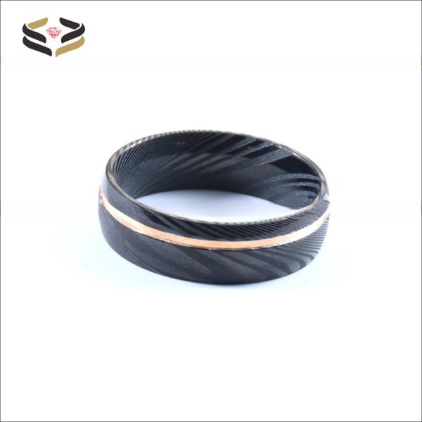 Anillos de boda de acero de Damasco negro martillado personalizados de 8 mm chapados en oro rosa para hombre