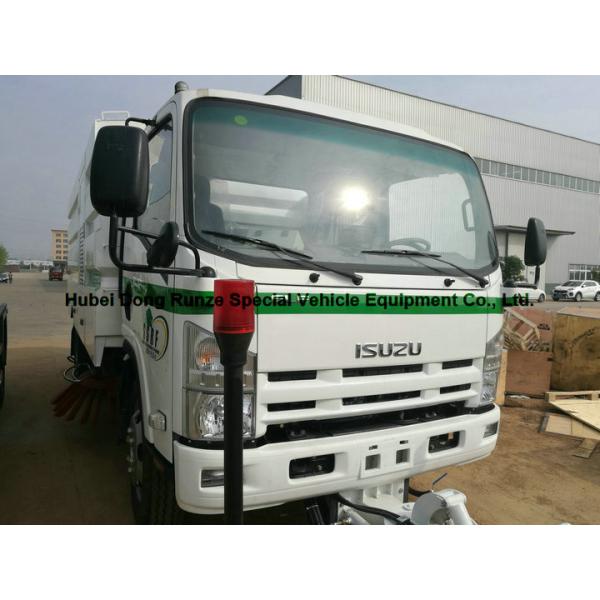 Multifunctional ISUZU Road Cleaning Truck , Vacuum Broom Sweeper Truck