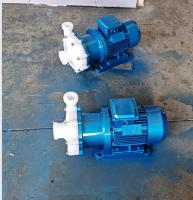 Pompe centrifuge à entraînement magnétique avec enveloppe en fer et composants de passage en plastique fluoré