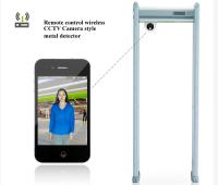 Paseo multi de la seguridad de la zona a través de la puerta del detector de metales con la batería de la cámara CCTV