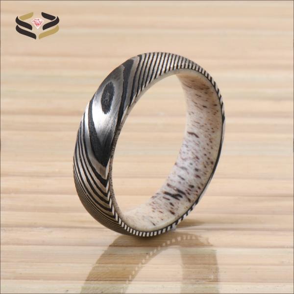 Anneaux en acier de mariage de Damas gravés 6 mm 8 mm avec incrustation de manche d'aiguille de cerf