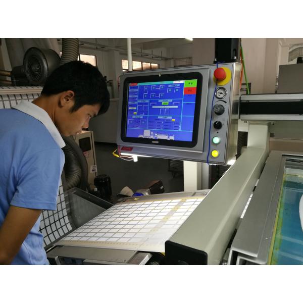 Des étiquettes créatives pour vêtements à transfert de chaleur, des étiquettes de cou à effet de brillance.