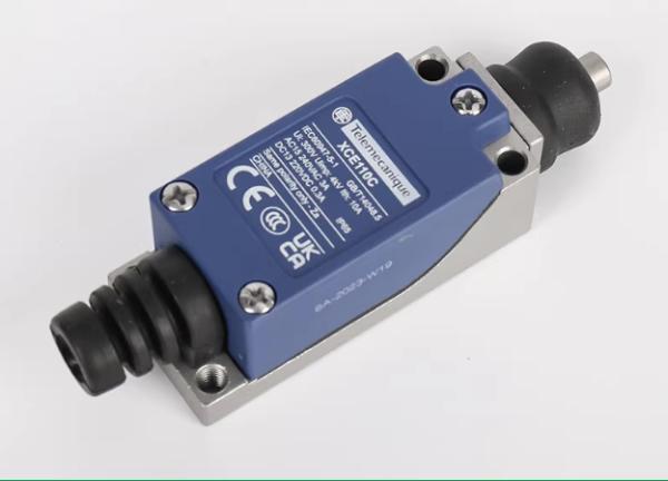 Schneider XCE102C Steel Roller Plunger Horizontal Actuation Limit Switch 1NO 1NC IP65 Spring Return Industrial Travel Switch