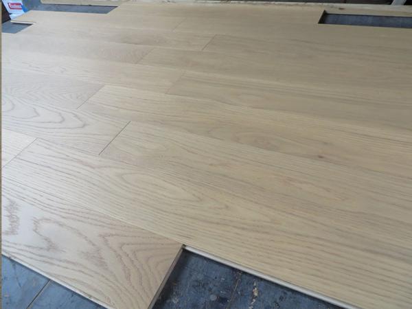 Le chêne blanc américain a machiné le plancher avec a choisi un de catégorie B. lumière souillée pour différentes conceptions
