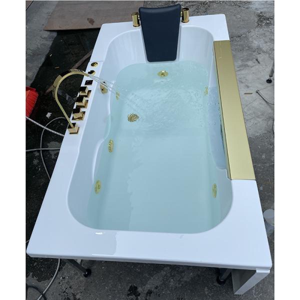 Uma massagem adulta do redemoinho do canto do banheiro da banheira do Jacuzzi da fibra de vidro da pessoa