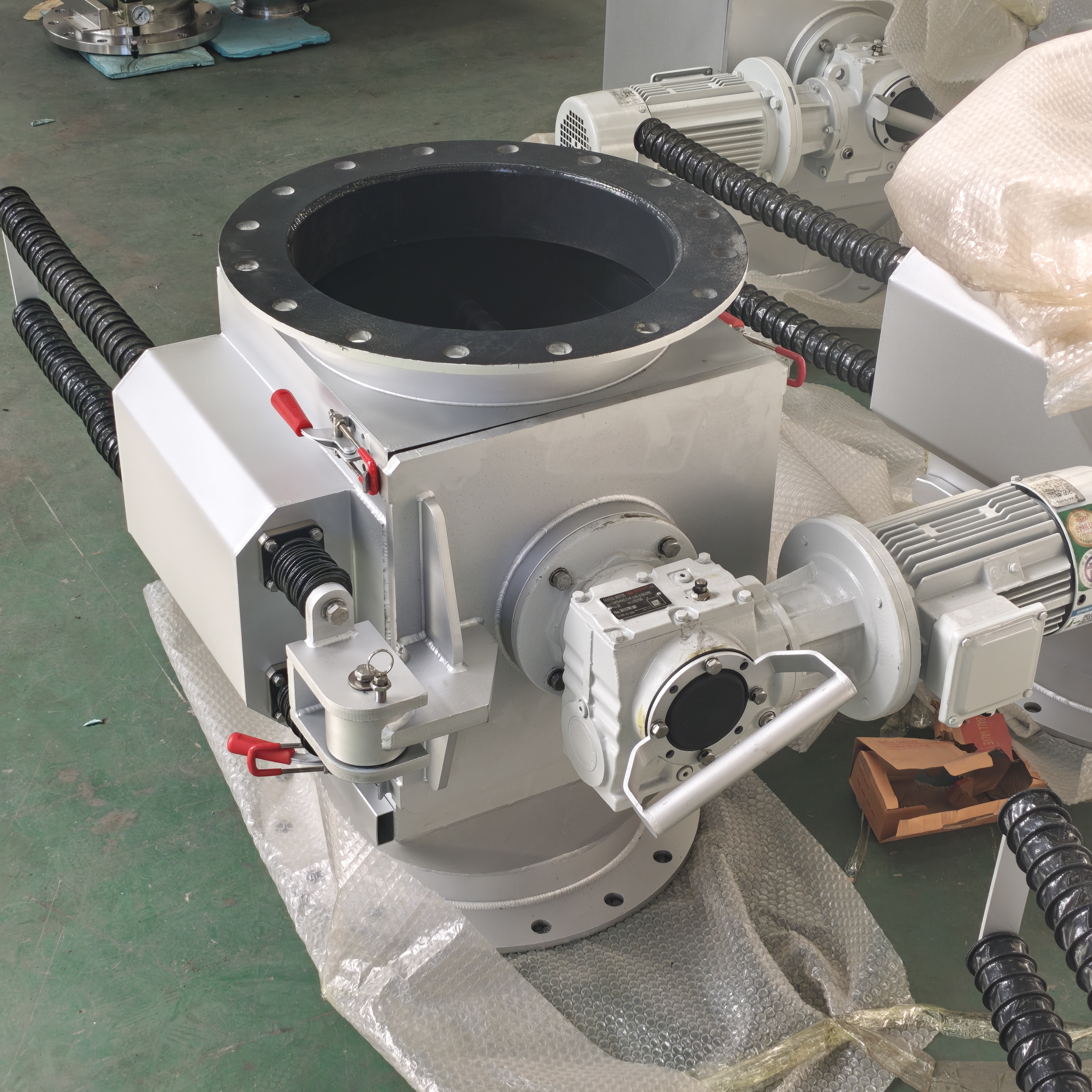 Electro Magnetic Separator Featuring Rotating Magnetic Rod Group and Scraper System for Ferromagnetic Particle Removal