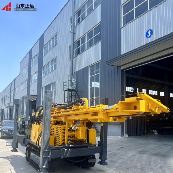Machine de forage de puits d'eau sur chenilles