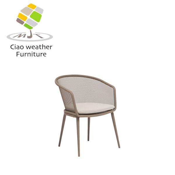 Chaise de salle à manger en métal de fer pour des sièges extérieurs colorés dans un restaurant moderne