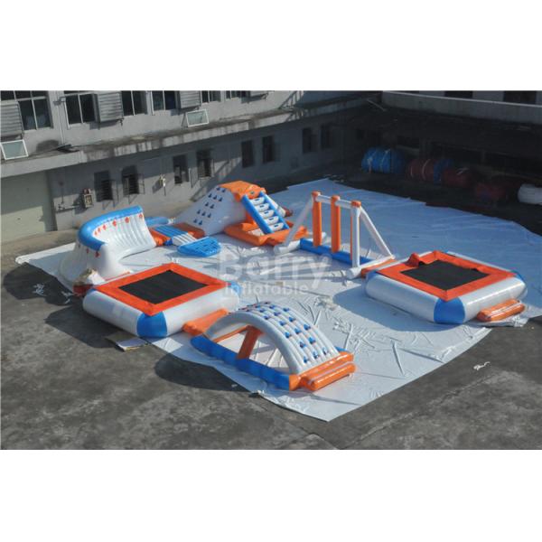 Бассейн крупного плана забавляется раздувное плавая море островов раздувные плавая спорт потехи аквапарк паркуют игрушки воды