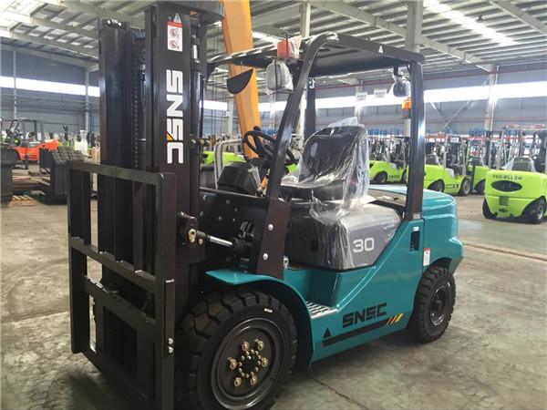 3tonne Diesel Counter Balance Lifter Truck with Auto Electric Hydraulic Transmission