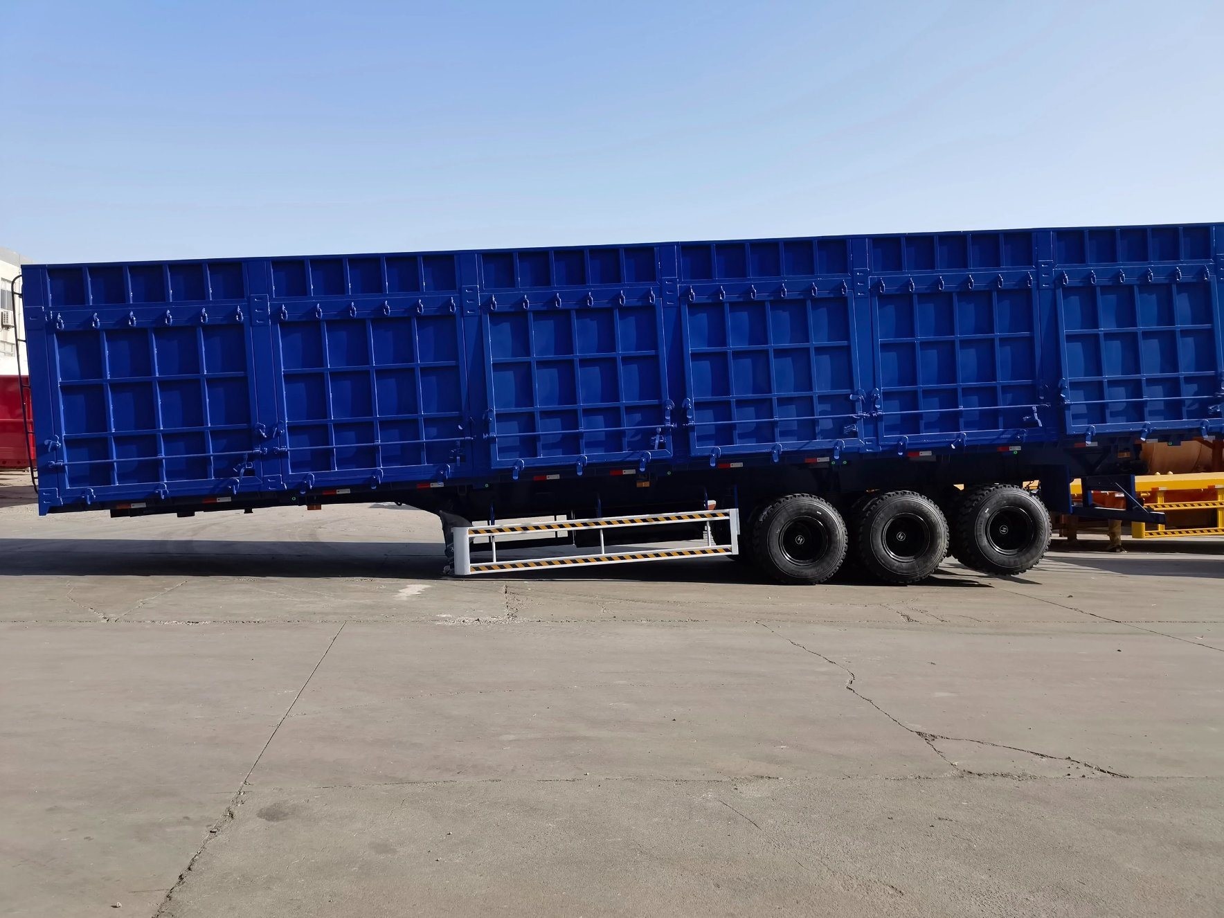 3-Axis 40-100 Tons Box Semi-Trailer Not Self-dumping 1 Year After-sales Service