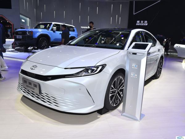 Aluminium Alloy Roof Rack and Fabric Seats 2024 Toyota Camry Ride-On Car for Passenger