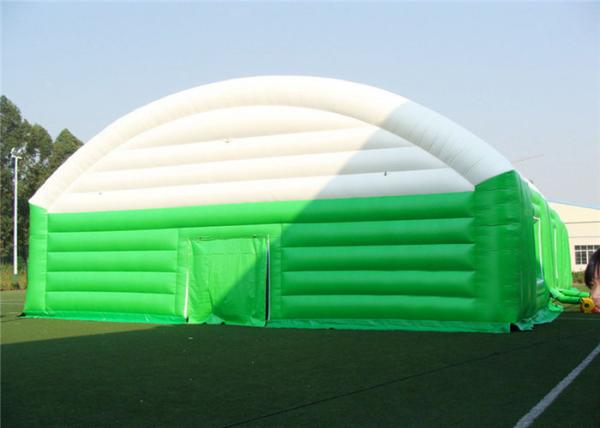 A abóbada inflável verde branca da barraca do evento deu forma à preservação do calor da isolação sadia