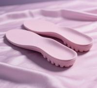 Des plaquettes de semelles de chaussures en caoutchouc gel doux antidérapant et absorbant les chocs - fabriquées avec du matériau TPE et des granulés de TPR bruts
