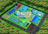 El anuncio publicitario explota el equipo inflable del parque del agua para los niños y los adultos
