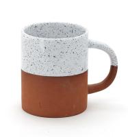 Une tasse de thé en céramique créative avec poignée en deux couleurs