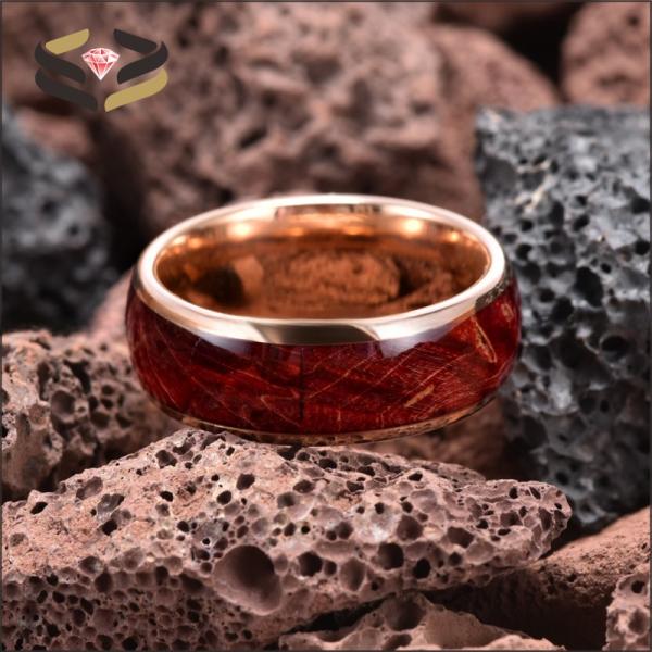 L'anneau de mariage en tungstène pour homme en or rose poli rond 8 mm avec incrustation de boîte rouge