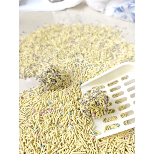 Plant fibre yellow cat litter with fast clumping low dust and superior odor control available in bulk packaging and multiple scent varieties