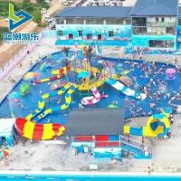 Parc aquatique piscine avec toboggan aquatique coloré