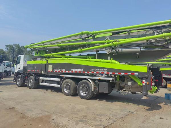 Pompes à béton utilisées Zoomlion Pompes montées sur camion ZLJ5441THBBE 56X-6RZ Avec de bonnes performances