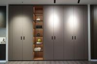 Armoire moderne en bois massif avec support d'affichage de sac et éclairage LED