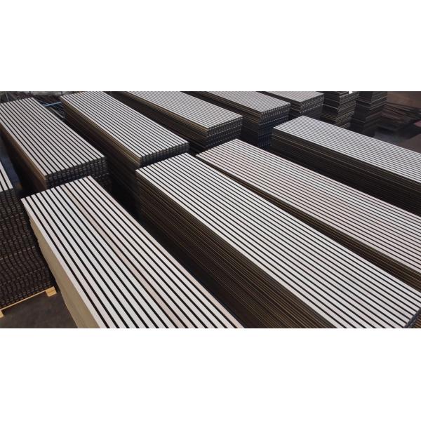 Los paneles acústicos de madera naturales del roble ahumado para los materiales de construcción