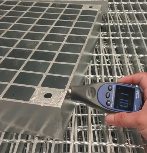 Galvanized Steel Grating with 15/20/30mm Bearing Bar Pitch for Drive Applications