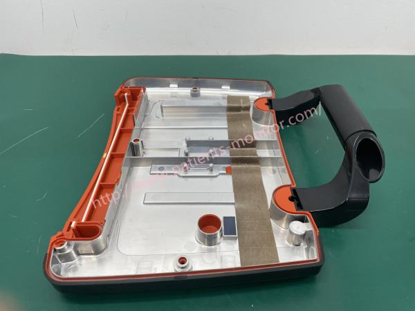 Parte traseira de PRIMEDIC DefiMonitor XD100xe M290 que abriga a tampa com punho