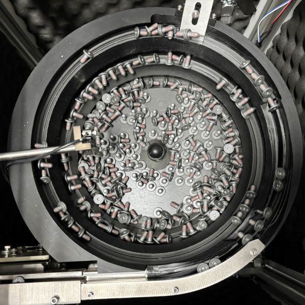 Système d'alimentation rotatif et d'orientation de vis métalliques par bol vibrant OEM/ODM