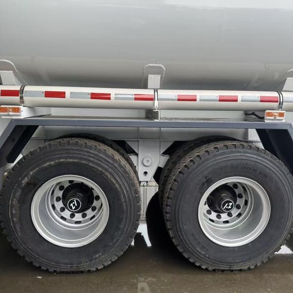 New 3-Axle 12r20 Tire Model 12 Tires 40,000 Liters 45,000 Liters Fuel Tank Semi Trailer (Color Customer Optional)