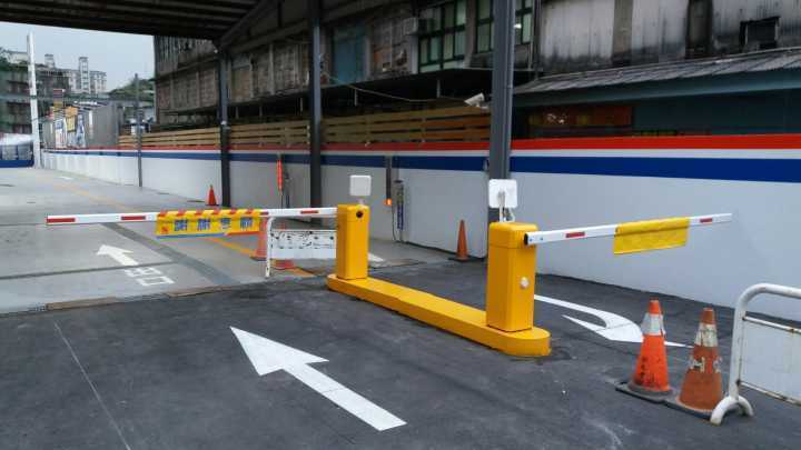 Антиклонирование UHF RFID с дальним считывателем с меткой на ветровом стекле и интерфейсом серийного порта