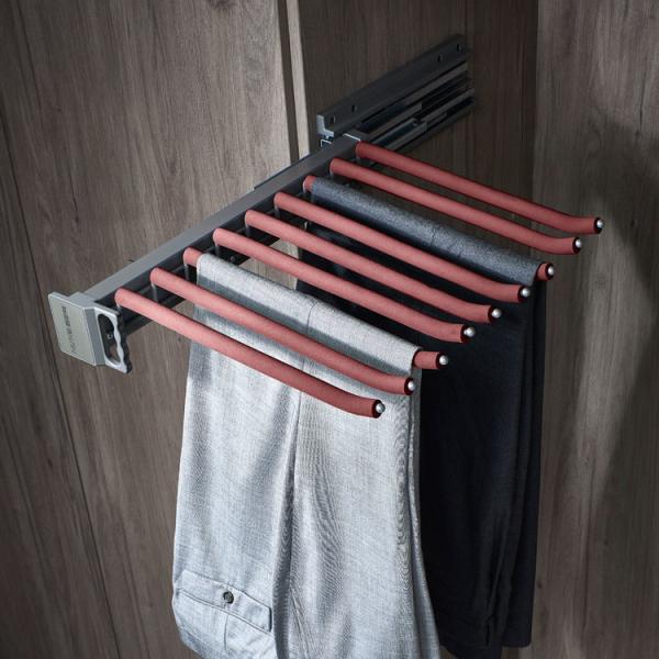 Perchas para pantalones de cierre suave montadas lateralmente con barra de cuero