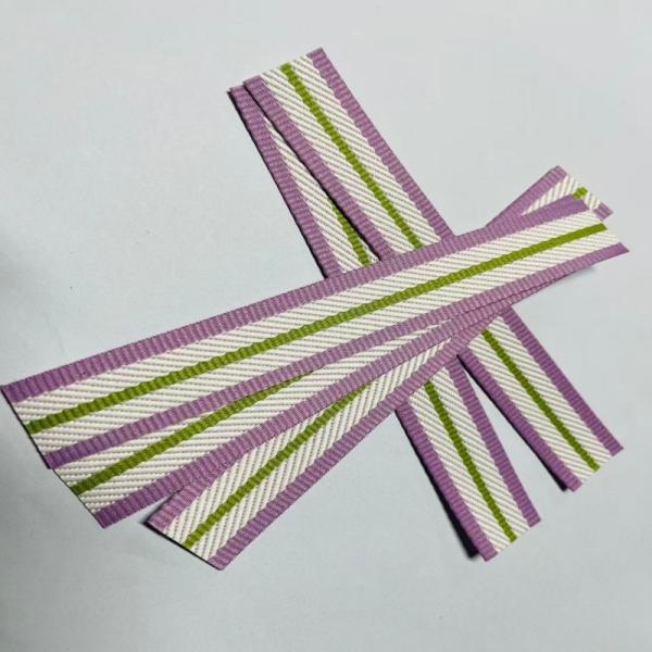 Etiquetas de ropa tejidas a medida Tecnología de telar de aguja Respaldo termoadhesivo Diseños personalizados